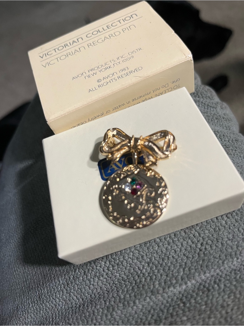 Avon Gold Bow Medallion Brooch with Multicolor Accent Stones 1983